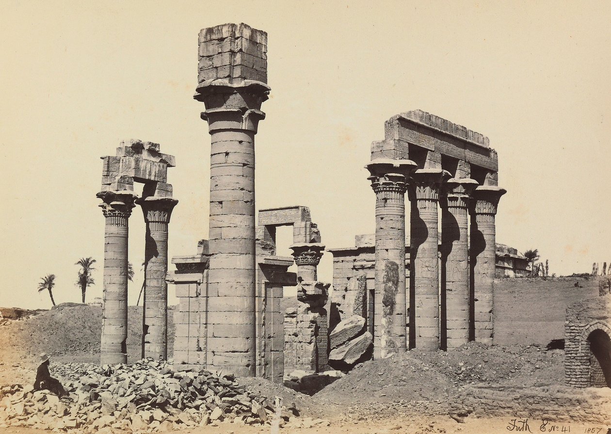 "Egito e Palestina": as ruínas da cidade de Hermonthis com o templo de Cleópatra em Armant (Erment) perto de Tebas, Egito de Francis Frith