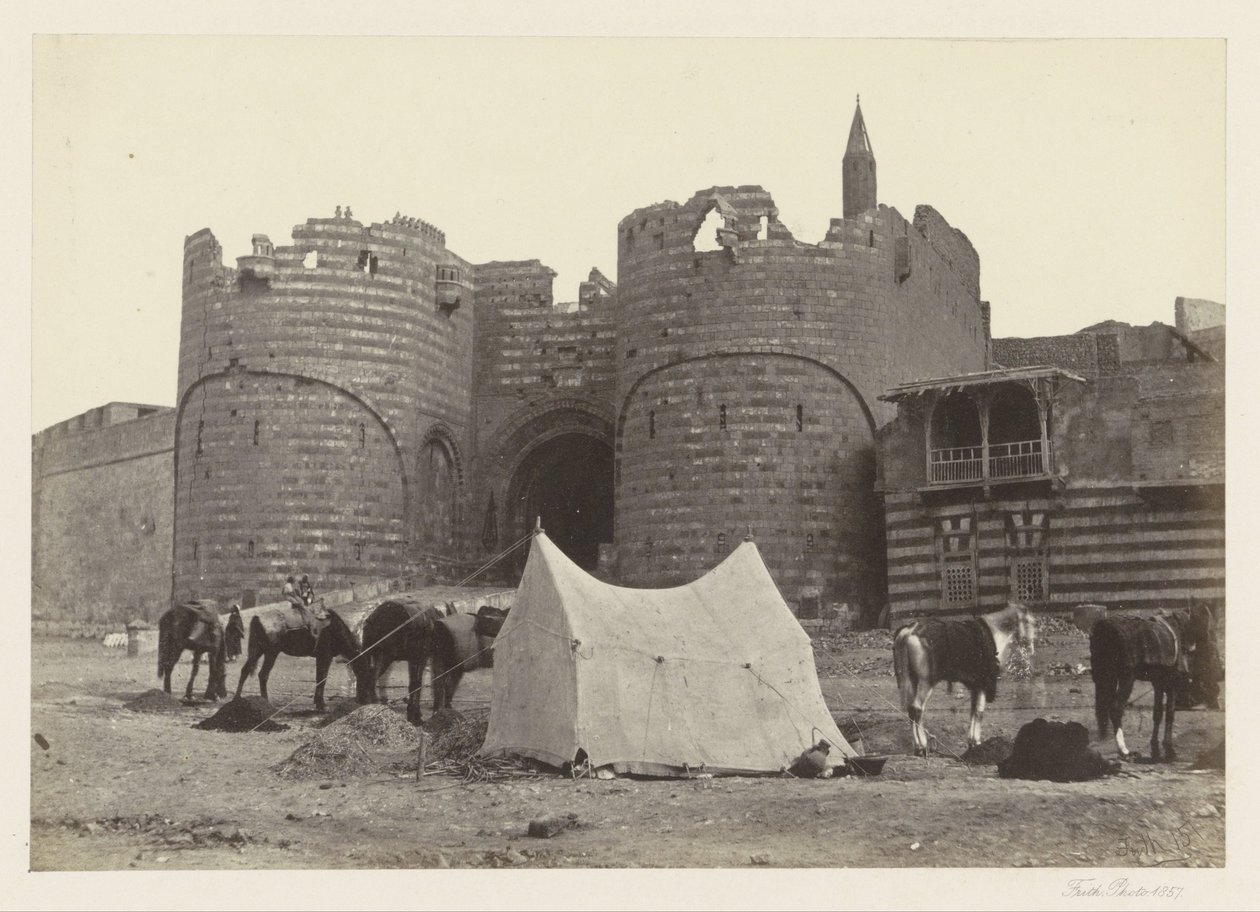 Vista de Bab al-Azab, portão para a cidadela do Cairo A Cidadela Báb El-Azab (título no objeto) de Francis Frith