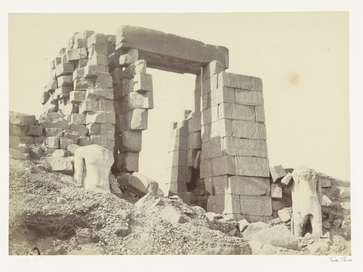 Pilão de granito do Templo de Karnak A torre de granito. Karnac (título no objeto) de Francis Frith