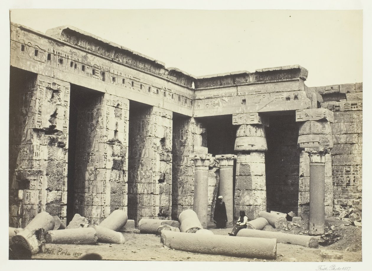 Tribunal Interior de Medinet Habbo, Tebas, 1857. de Francis Frith