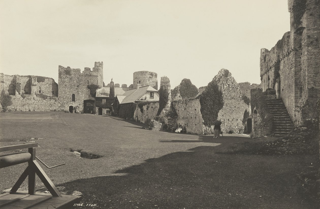 Pátio do Castelo de Manorbier, País de Gales de Francis Frith
