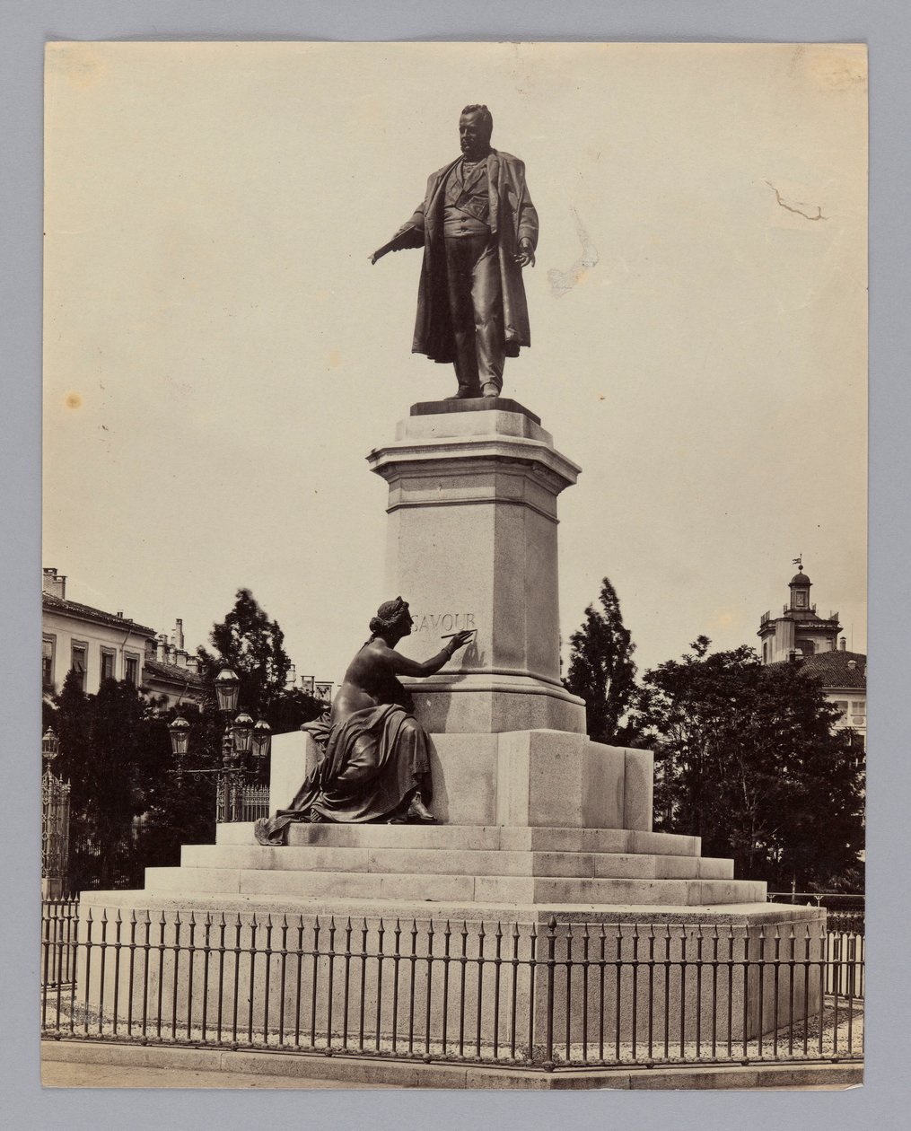 Milão. Antonio Tantardini (1829-1879) e Odoardo Tabacchi (1831-1905), monumento a Camillo Benso, conde de Cavour, político e empresário italiano de Francis Frith