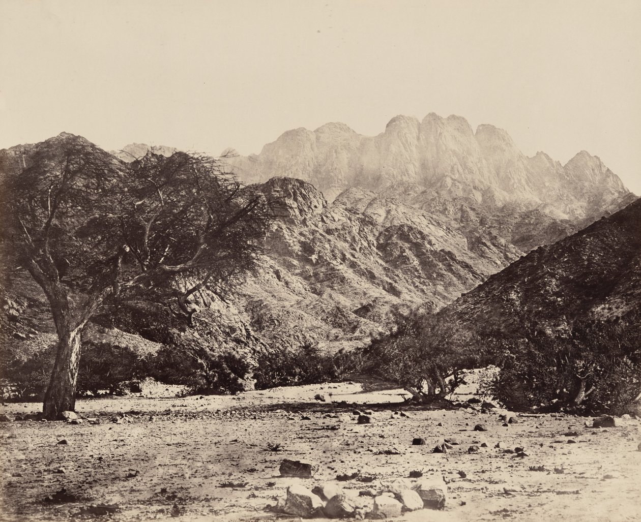 Monte Serbal, a partir de Wádee Feyrán, Egito, 1858 (foto) de Francis Frith