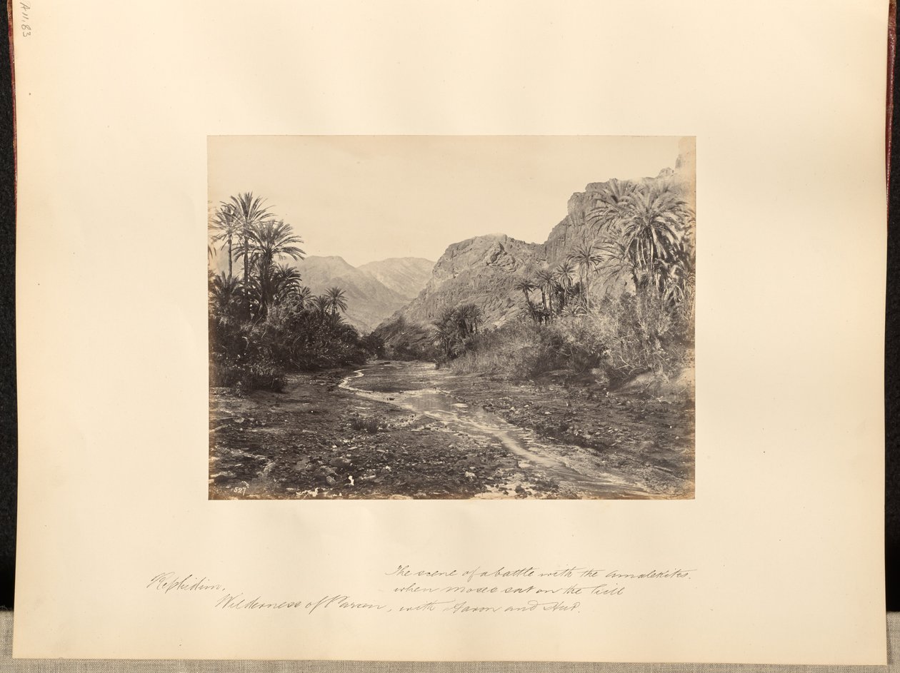 Refidim, deserto de Parã. Cenário de uma batalha contra os amalequitas quando Moisés se sentou no monte com Aarão e Hur. de Francis Frith