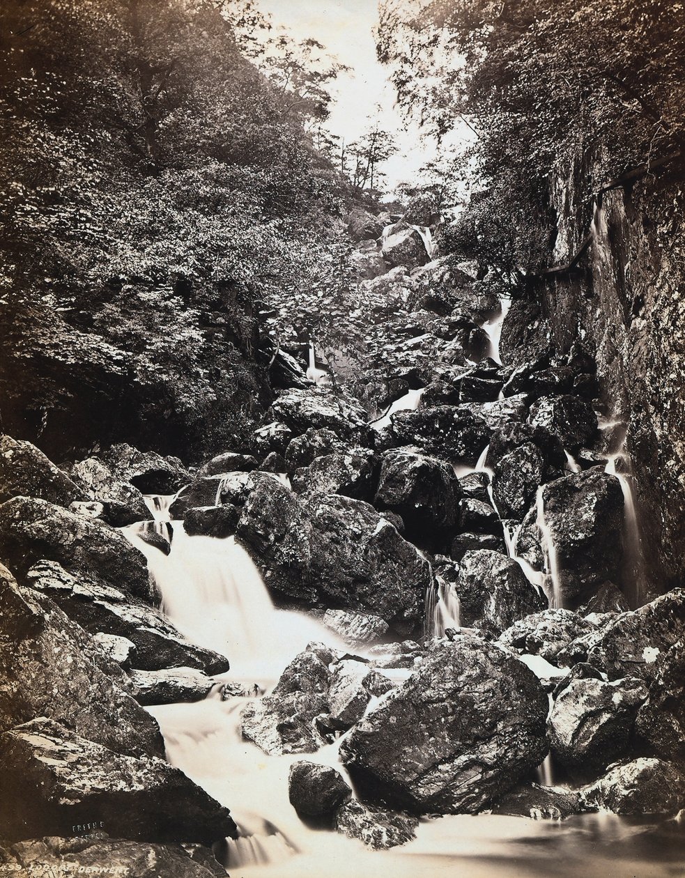 Paisagem do rio perto de Derwentwater em Grâ Bretanha. de Francis Frith