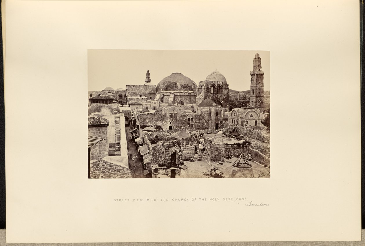 Vista da rua com a Igreja do Santo Sepulcro, Jerusalém de Francis Frith
