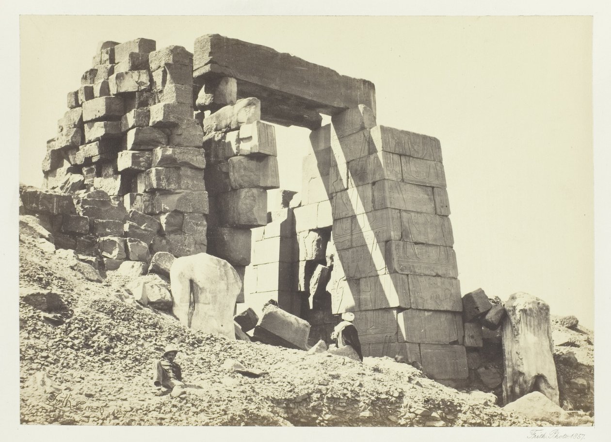 O Pilar de Granito, Tebas de Francis Frith