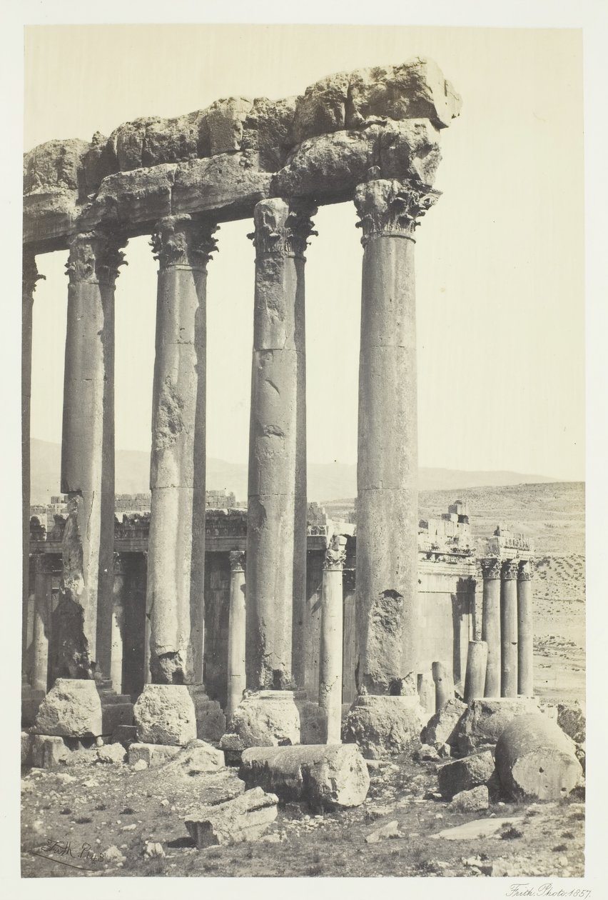 Os Grandes Pilares e o Templo Menor, Baalbec, 1857. de Francis Frith