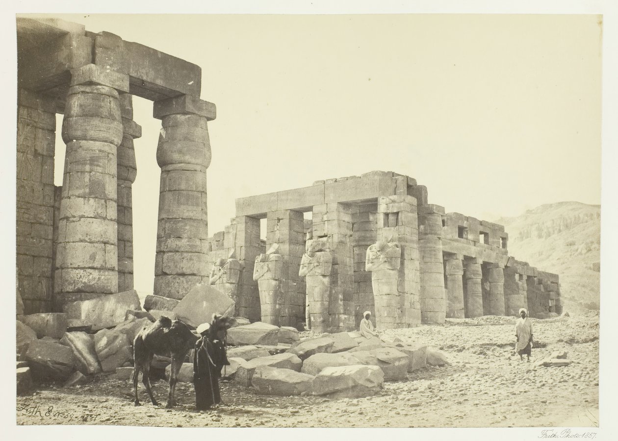 O Memnonium, Tebas, da planície, 1857. de Francis Frith