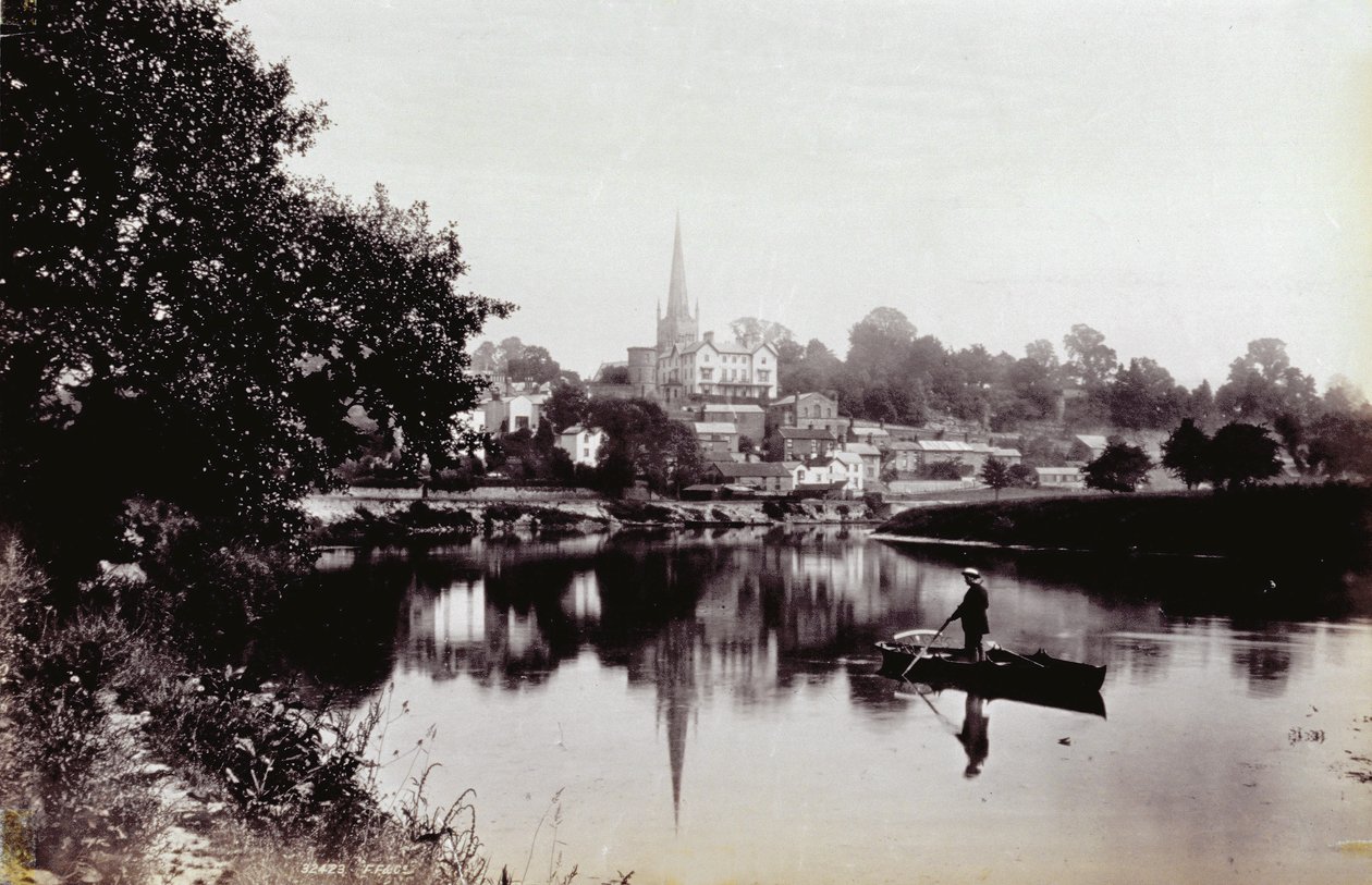 A cidade de Ross-On-Wye, vista de uma margem do rio. Em primeiro plano, um homem em pé num barco a remos. de Francis Frith