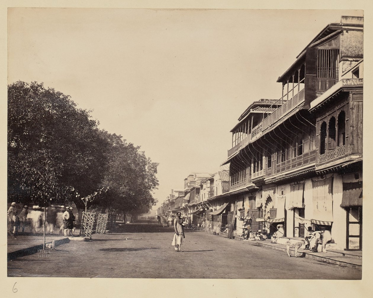 [Vista da rua de Calcutá]. de Francis Frith and Co.