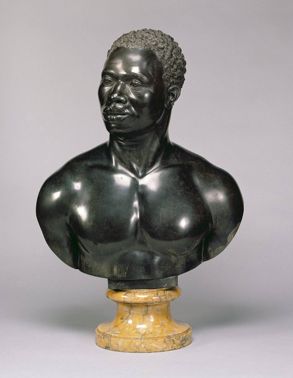 Busto de um homem (calcário preto e mármore amarelo) (ver também 281573) de Francis Harwood