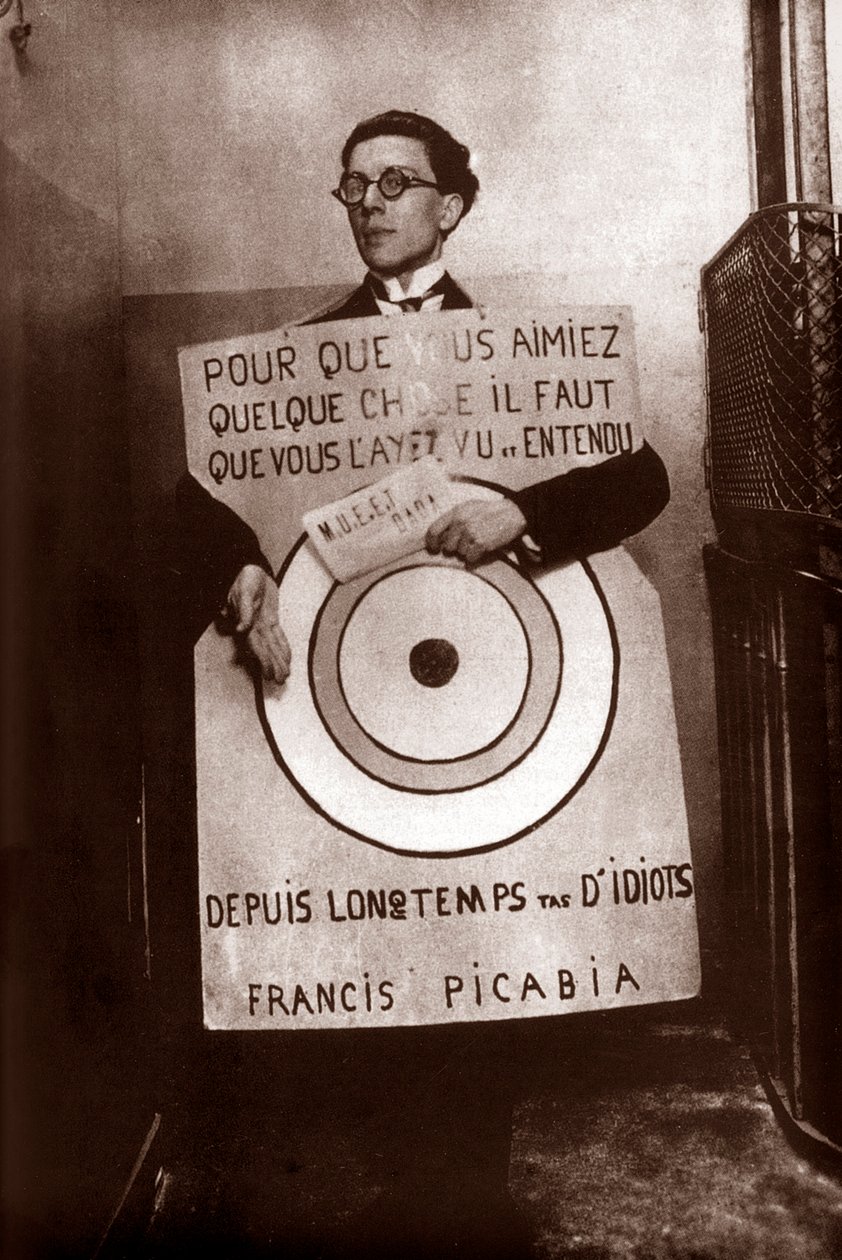 André Breton como homem-sanduíche alvo (de Picabia) no festival Dada, Paris, 27 de março de Francis Picabia