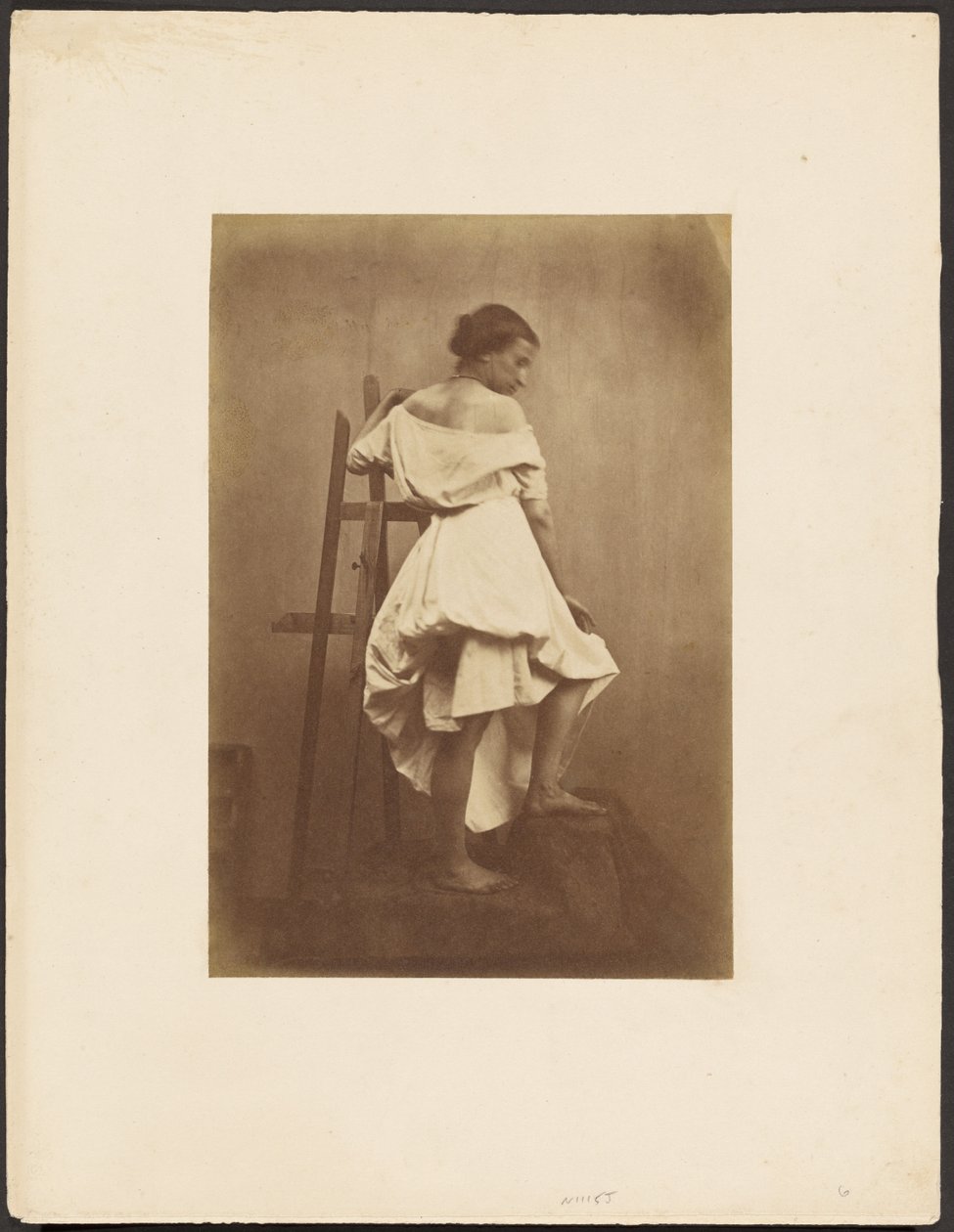 Modelo de vestido branco com cavalete de Franck Chavassaigne