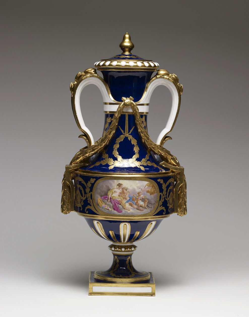 Jarra, c.1780 (porcelana de pasta mole com tinta e dourado) de François Boucher