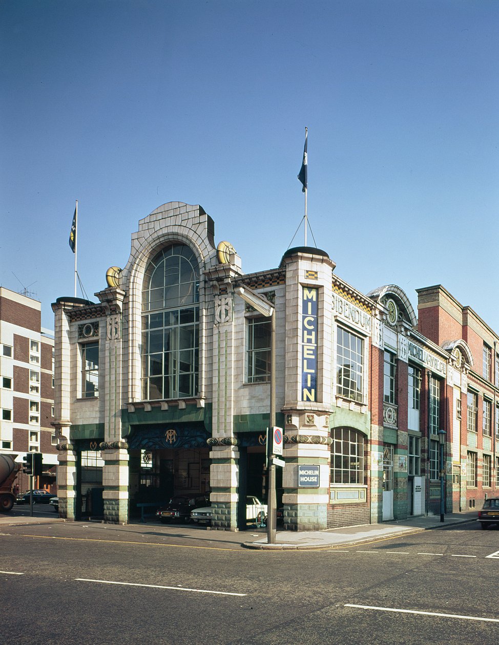 O edifício Michelin, 81 Fulham Road, construído entre 1910 e 11 de Francois Espinasse