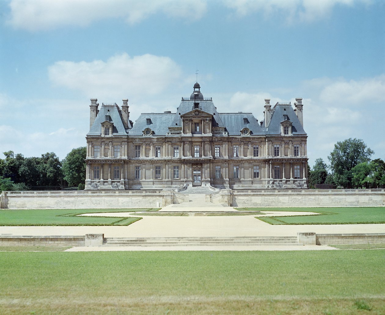Vista da fachada leste do Chateau de Maisons-Laffitte, construída em 1642-51 de Francois Mansart
