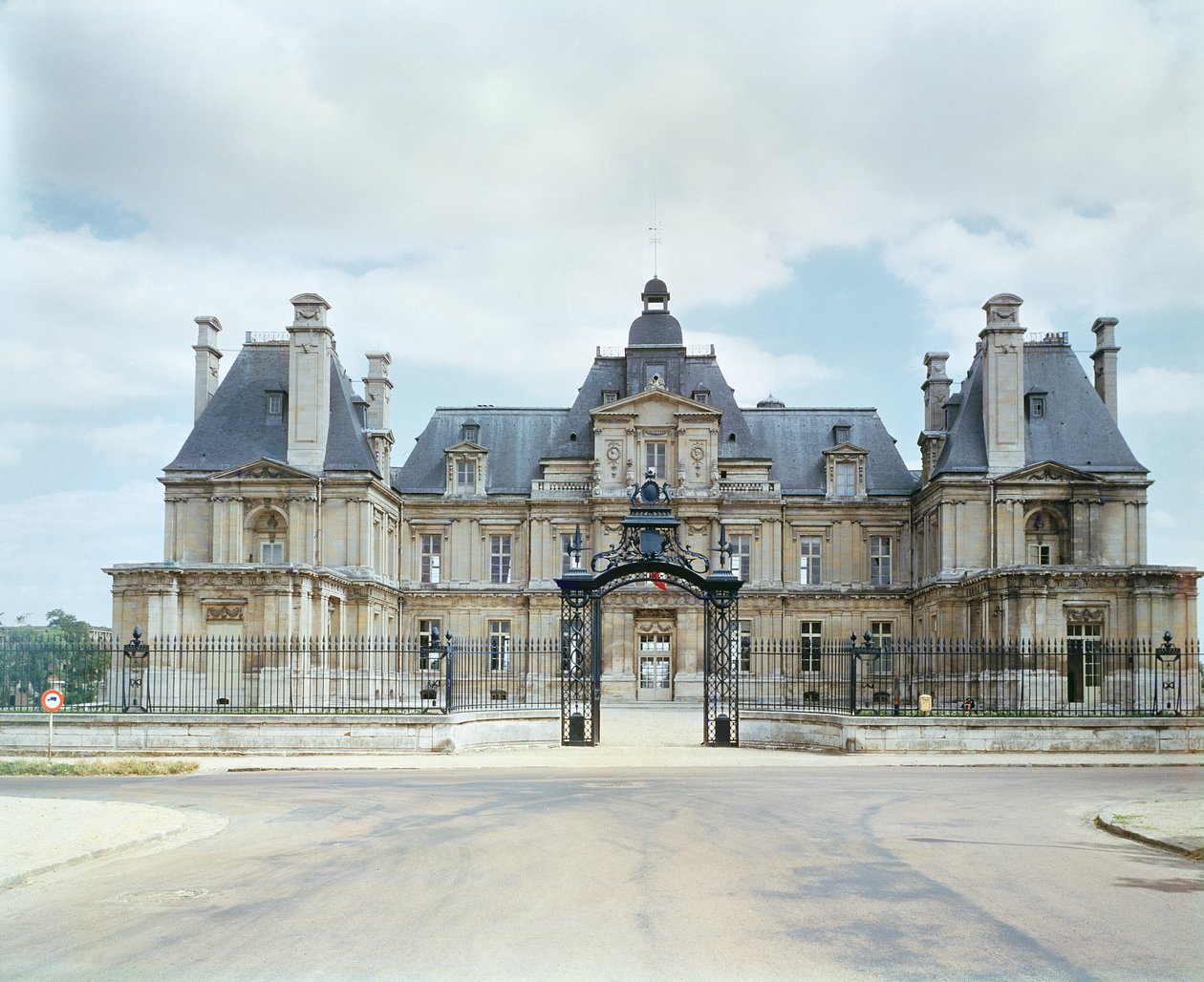 Vista da fachada oeste do Chateau de Maisons-Laffitte, construída 1642-51 de Francois Mansart