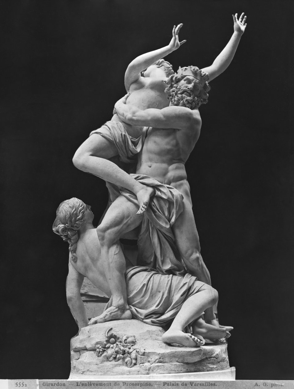 Estupro de Proserpina por Plutão enquanto um de seus companheiros a segura, 1699 (gesso de mármore) (veja também 346173) de Francois Girardon