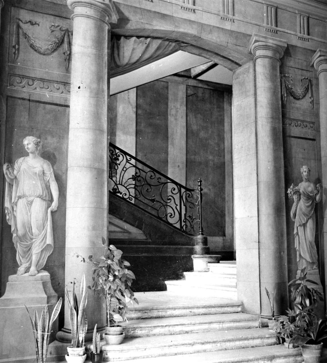 O Vestíbulo da Folie St.James, Neuilly-sur-Seine (foto a p/b) de Francois Joseph Belanger