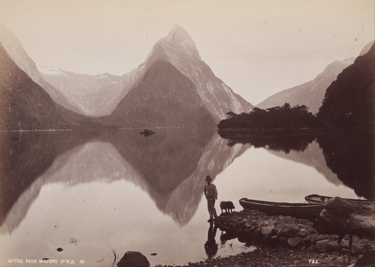 Mitre Peak, Milford Sound, NZ. Do álbum - cenário Australasian de Frank Coxhead