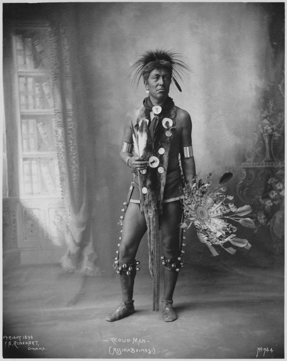 Homem Nuvem Assinaboines, 1898. de Frank A. Rinehart