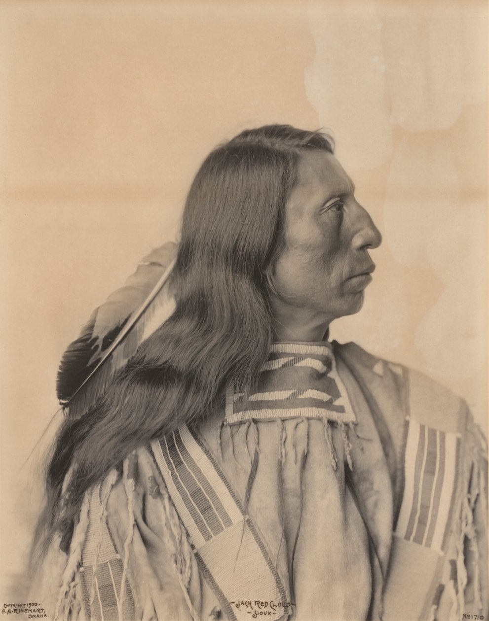 Retrato de Jack Red Cloud, um índio Sioux, final do século XIX. de Frank A. Rinehart