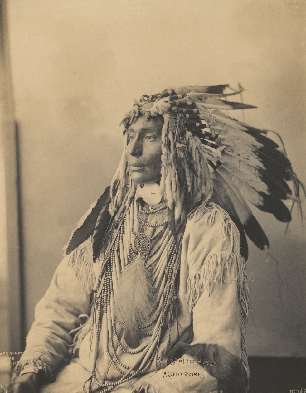 Kill Spotted Horse, Assiniboines, 1898 (impressão de platina em paládio) de Frank Albert Rinehart