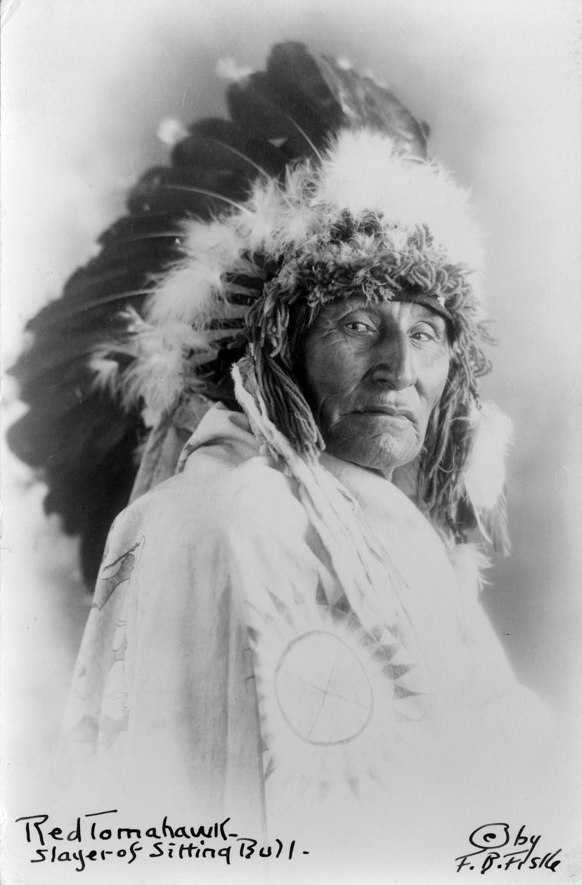 Tomahawk vermelho, assassino de Sitting Bull, c.1890-1910 (foto a p/b) de Frank Bennett Fiske