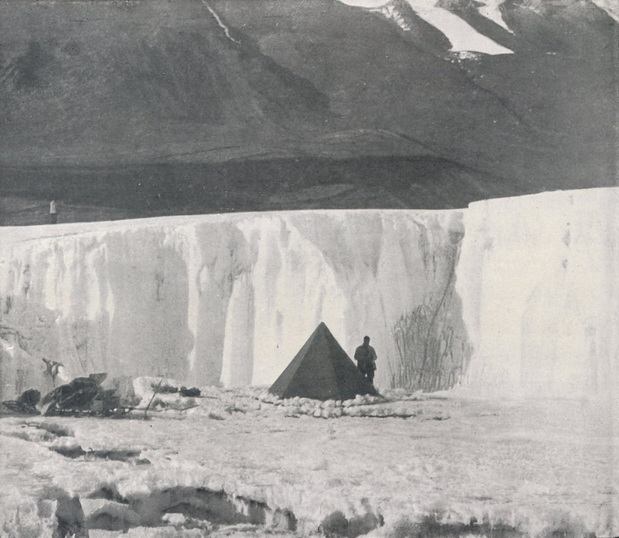 Alcove Camp em um barranco de superfície da geleira Taylor, c1911, 1913 de Frank Debenham
