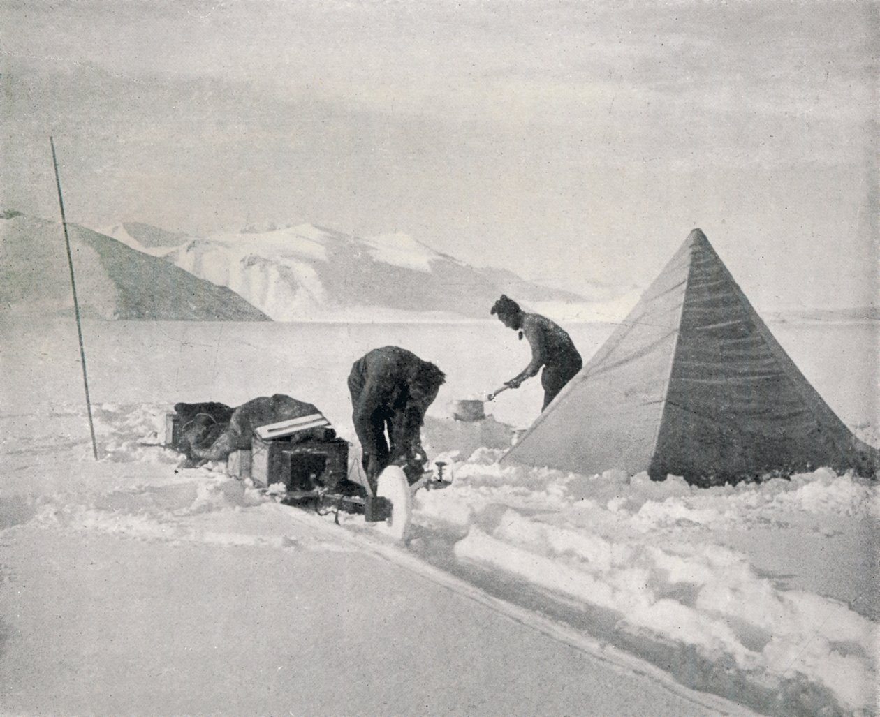 Trenó pesado na nova decepção do ponto de neve, dezembro de 1911, 1913 de Frank Debenham