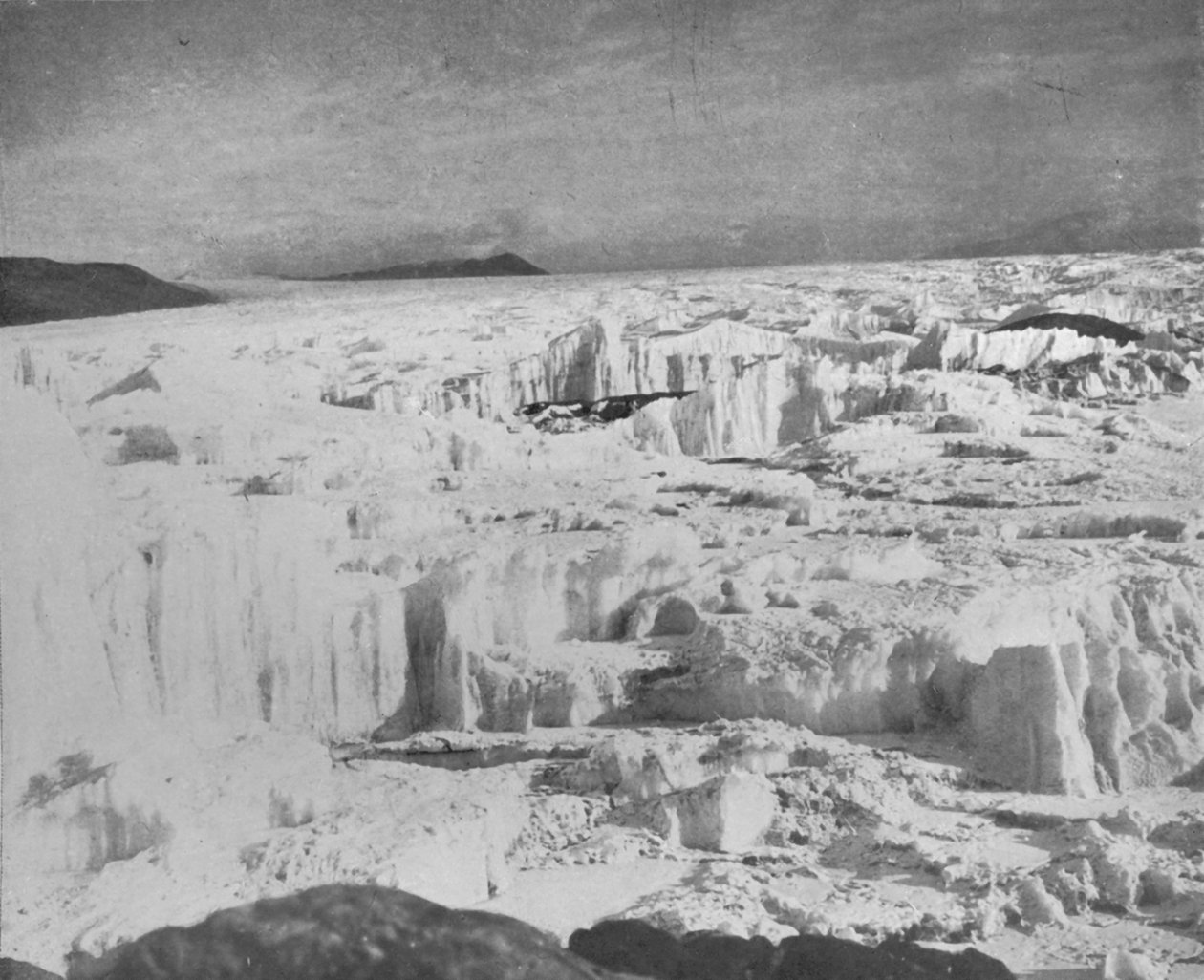 A geleira Koettlitz, ao norte da ilha Heald, mostrando pináculos de gelo, etc. c1911, 1913 de Frank Debenham