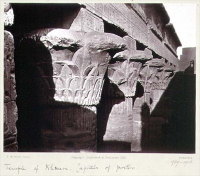 As Capitais do Pórtico, Templo de Khnum, Esna (foto a p&b) de Frank Mason Good