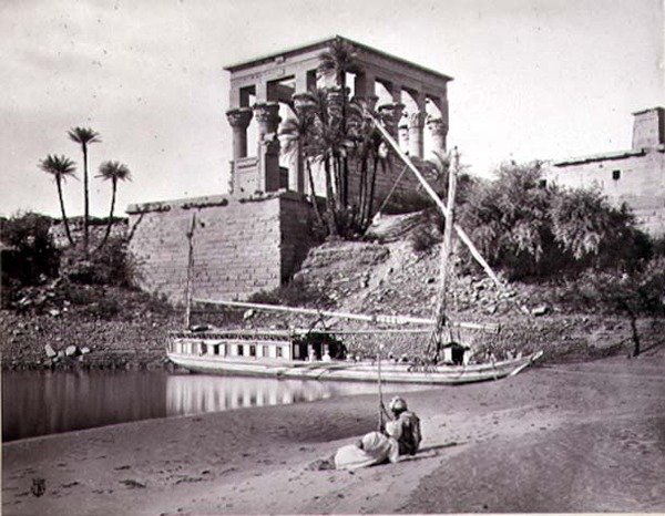 O Templo de Trajano, olhando para Sudoeste, Philae (foto p&b) de Frank Mason Good