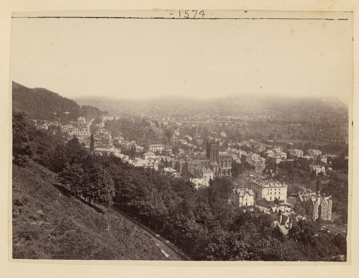 Encosta com vista sobre a cidade de Frank Meadow Sutcliffe