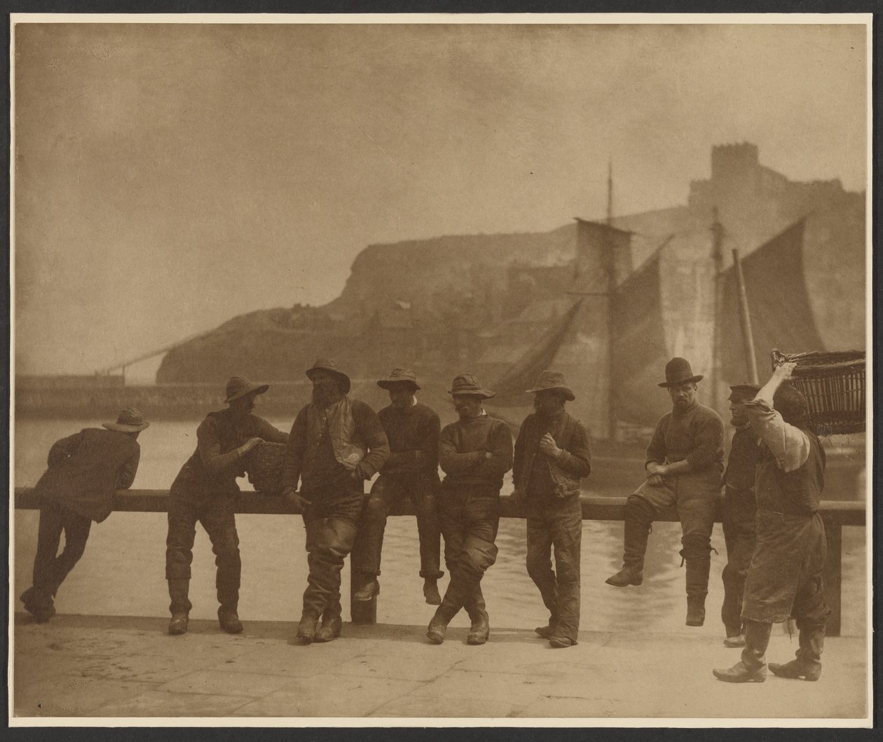 [Pescadores de Whitby na vedação do cais]. de Frank Meadow Sutcliffe