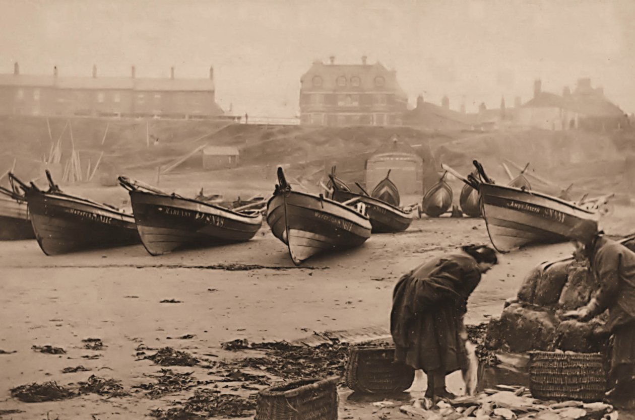 Mulheres carregando peixe nos cestos dos barcos de pesca, Whitby Harbour de Frank Meadow Sutcliffe