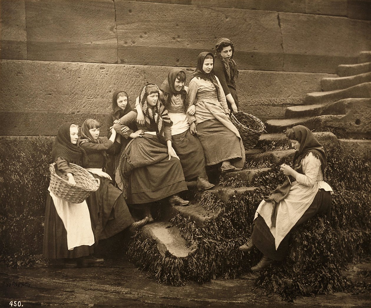 Mulheres, esperando, para, a, dias, apanhar, whitby, porto, yorkshire norte, c.1899 de Frank Meadow Sutcliffe