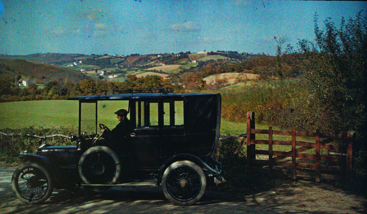 Autocromo a cores antigo, cerca de 1916. Homem num carro, talvez o fotógrafo em Inglaterra,... de Franklin Price Knott