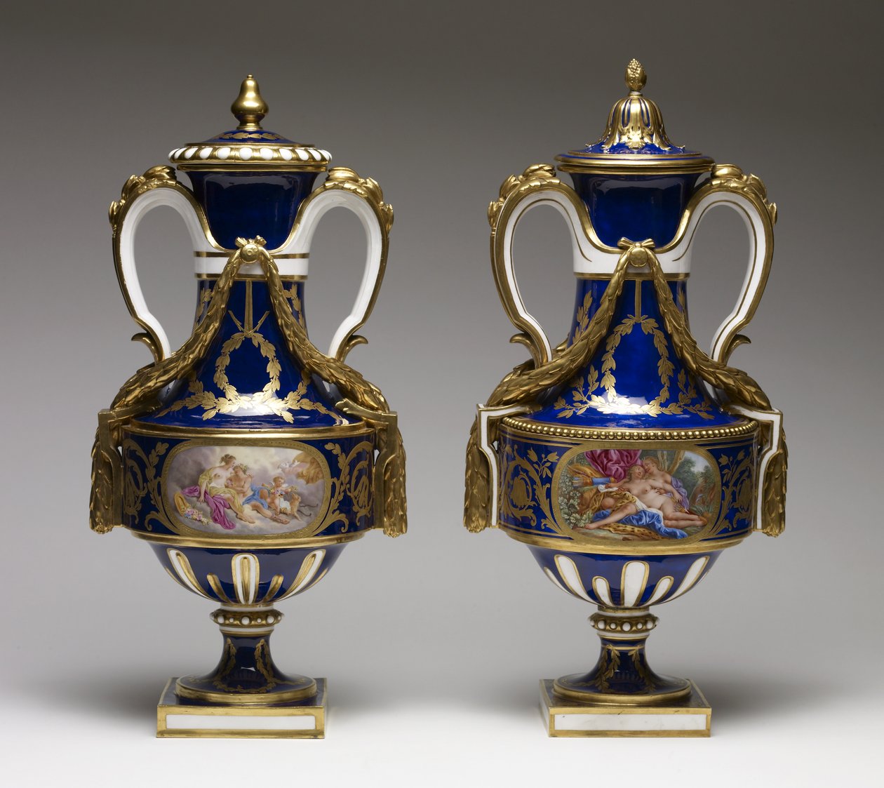 Vasos (porcelana de pasta mole com tinta e dourado) de François Boucher