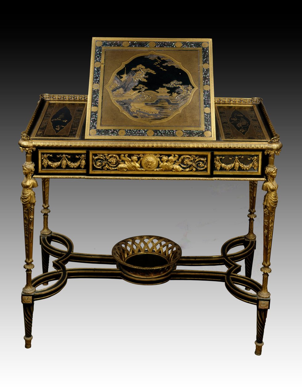 Mesa de escrita em madeira lacada por François Remond (1747-1812) (golfista) e Adam Weisweiler (1744-1820) em madeira e bronze do gabinete da Rainha Maria Antonieta em Saint Cloud. 1784 Paris. Museu do Louvre de François Rémond