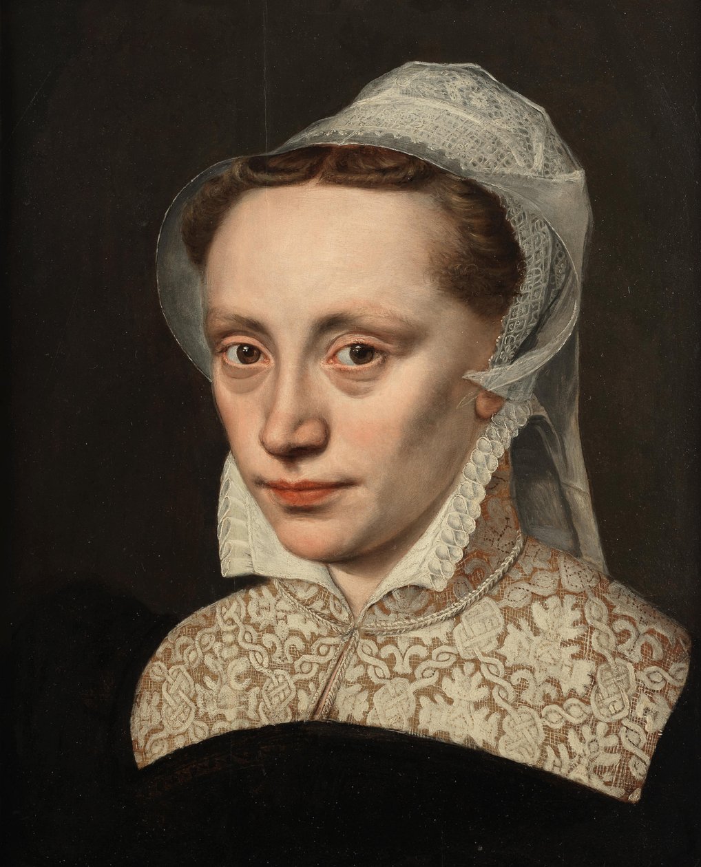 Retrato de uma senhora, à altura do busto, em traje preto com gola de renda branca e toucado de Frans Pourbus the Elder