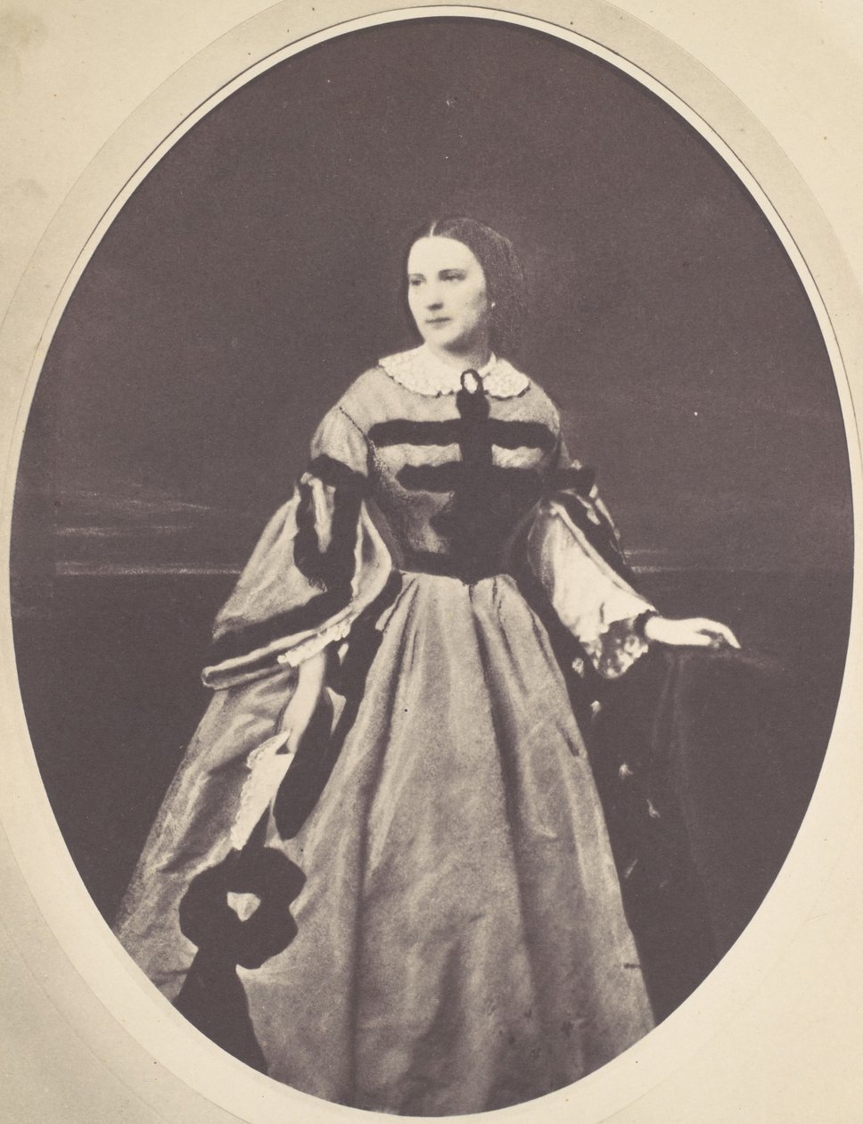 [Retrato feminino, em pé, olhando para a esquerda], anos 1850-60. de Franz Antoine