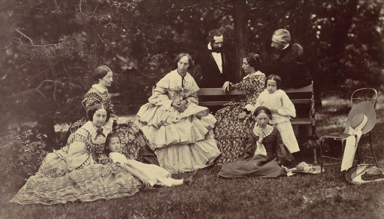 [Retrato de grupo de quatro mulheres, dois homens e três crianças em um jardim], 1850s-60s. de Franz Antoine