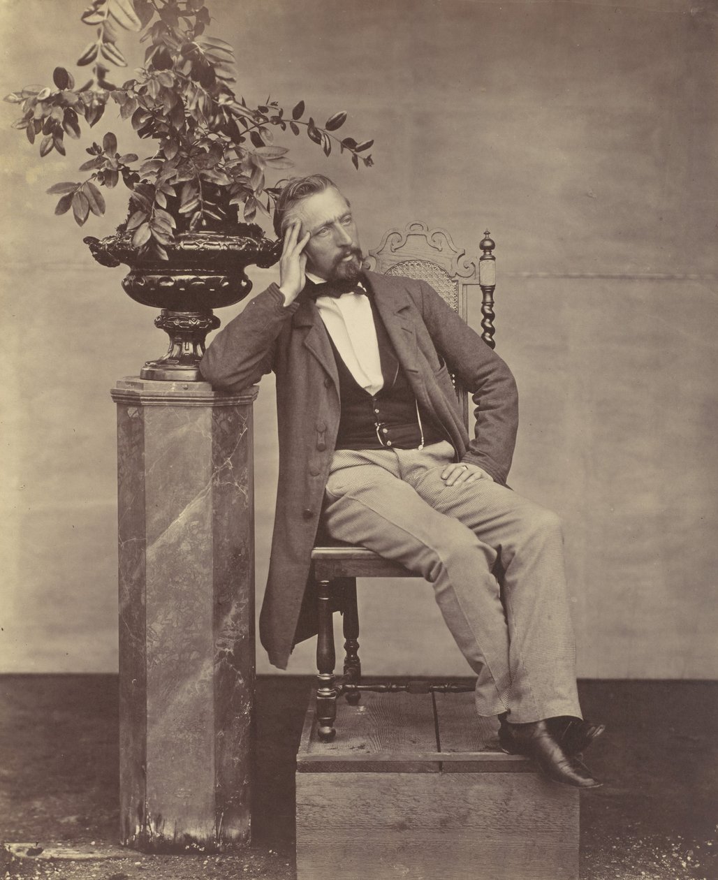 [Mathias Höusermann sentado com o cotovelo no pedestal segurando um vaso de flores], décadas de 1850-60. de Franz Antoine