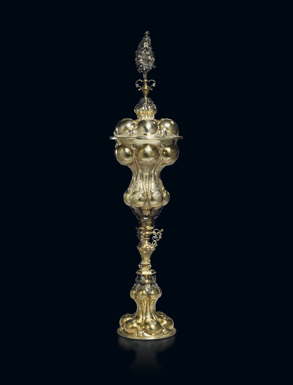 Taça e tampa em pacote dourado, 1609-29 de Franz Fischer