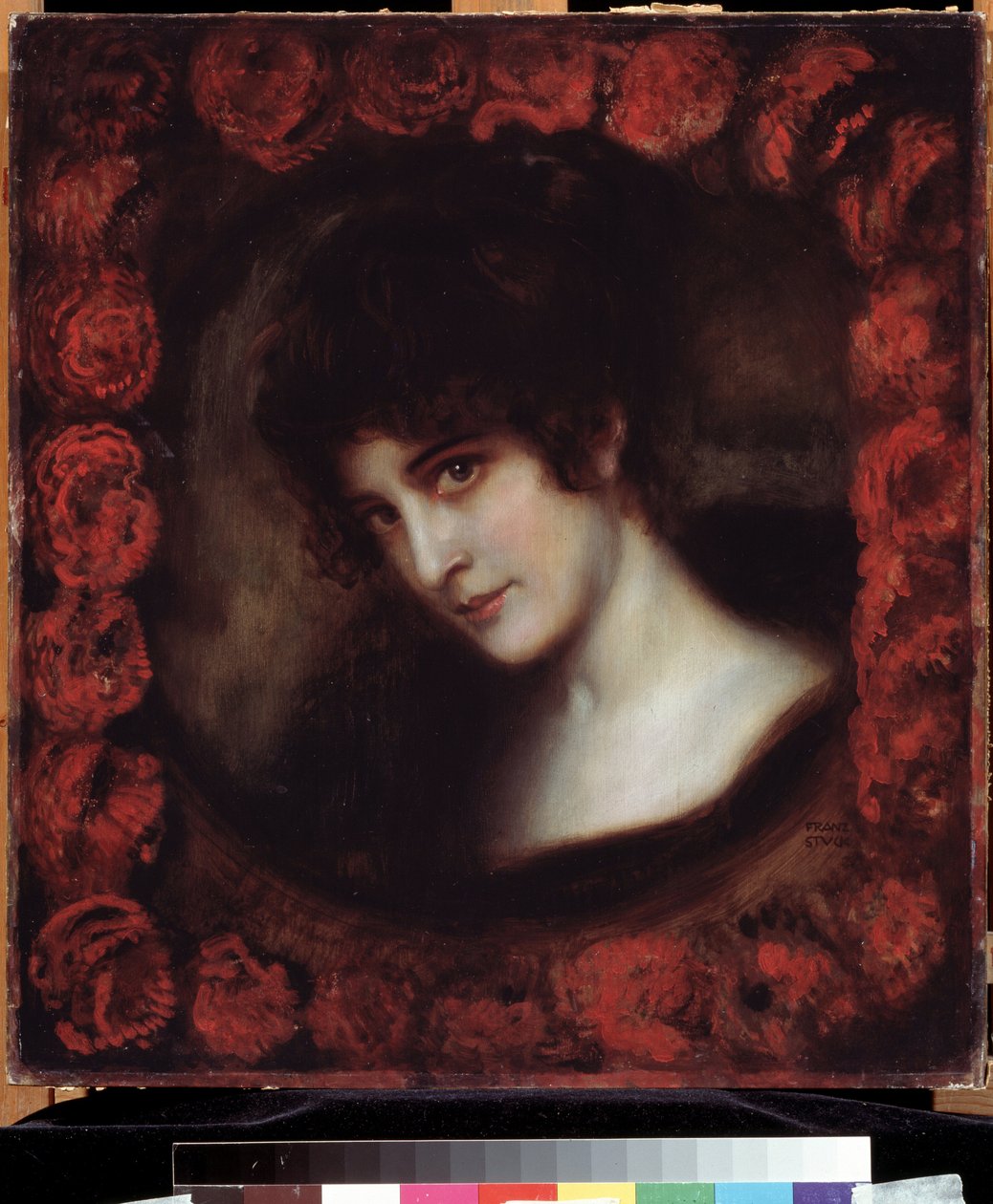 "Retrato de uma Mulher Jovem morena com um rosto emoldurado por rosas. Pintura de Franz Ritter von Stuck (1863-1928) Museu Pushkin do início do século XX, Moscovo de Franz von Stuck