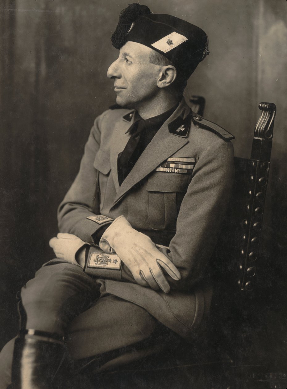 Album MVSN- Camisas Pretas: Augusto Turati de uniforme Milícia de Fratelli Alinari Fratelli Alinari