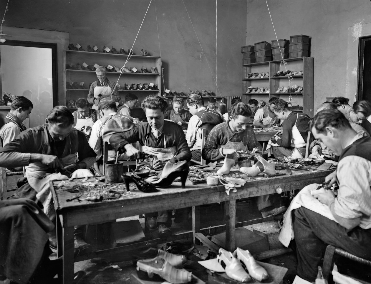 Artesãos trabalhando no estúdio de designer de calçados e fabricante Ferragamo em Palazzo Feroni, Florença, 1937 (placa de vidro) de Fratelli Alinari Fratelli Alinari