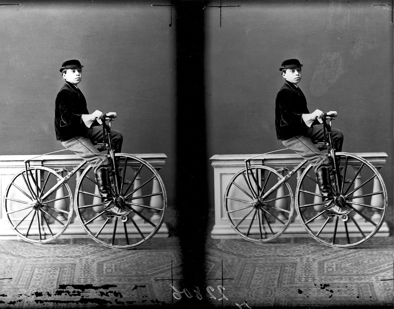 Retrato de menino em uma bicicleta, Florença, 1875-76 (placa de vidro) de Fratelli Alinari Fratelli Alinari